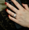 Nhẫn có thể đeo kèm nhẫn full kim trông rất hợp thời trang